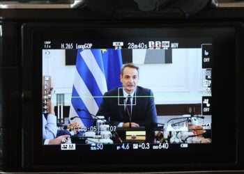 Ο Κυριάκος Μητσοτάκης μέσα από τη φωτογραφική μηχανή, κατά τη διάρκεια υπουργικού συμβουλίου (φωτ.: EUROKINISSI / Γιώργος Κονταρίνης)