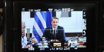 Ο Κυριάκος Μητσοτάκης μέσα από τη φωτογραφική μηχανή, κατά τη διάρκεια υπουργικού συμβουλίου (φωτ.: EUROKINISSI / Γιώργος Κονταρίνης)