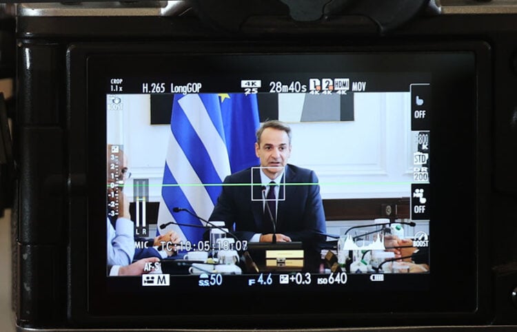 Ο Κυριάκος Μητσοτάκης μέσα από τη φωτογραφική μηχανή, κατά τη διάρκεια υπουργικού συμβουλίου (φωτ.: EUROKINISSI / Γιώργος Κονταρίνης)