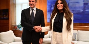 Ο Κυριάκος Μητσοτάκης με την Κίμπερλι Γκιλφόιλ (φωτ.: EUROKINISSI/Τατιάνα Μπόλαρη)