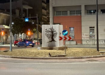 Το έργο του Αλέξανδρου Ιακωβάκη στον νέο κυκλικό κόμβο της οδού Βόλου, στη Λάρισα (φωτ.: onlarissa.gr)