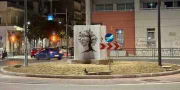 Το έργο του Αλέξανδρου Ιακωβάκη στον νέο κυκλικό κόμβο της οδού Βόλου, στη Λάρισα (φωτ.: onlarissa.gr)