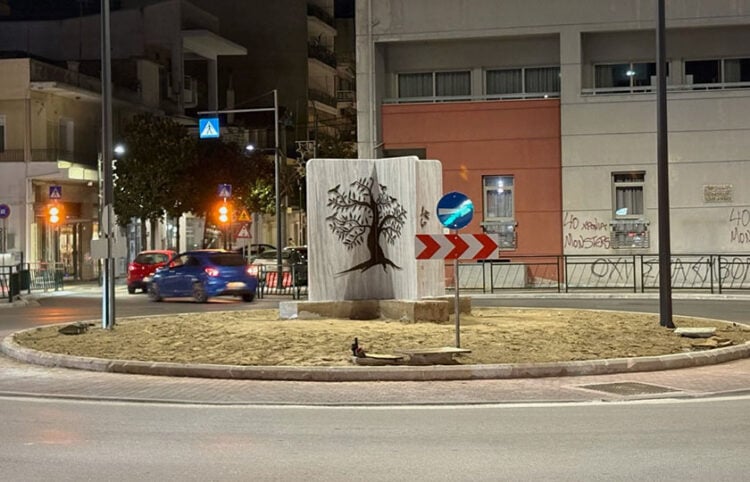 Το έργο του Αλέξανδρου Ιακωβάκη στον νέο κυκλικό κόμβο της οδού Βόλου, στη Λάρισα (φωτ.: onlarissa.gr)