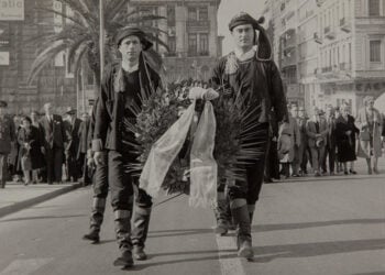 Πορεία προς τον Άγνωστο Στρατιώτη, 26 Νοεμβρίου 1961  (φωτ.: Επιτροπή Ποντιακών Μελετών / Ψηφιακό Μουσείο του Ποντιακού Ελληνισμού)