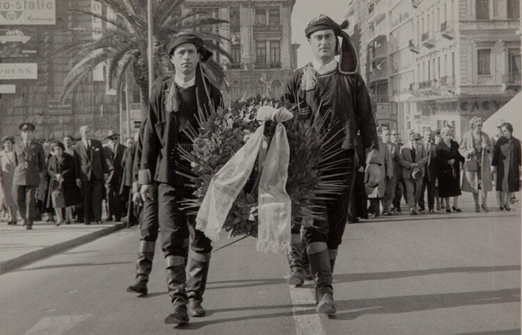 Πορεία προς τον Άγνωστο Στρατιώτη, 26 Νοεμβρίου 1961  (φωτ.: Επιτροπή Ποντιακών Μελετών / Ψηφιακό Μουσείο του Ποντιακού Ελληνισμού)