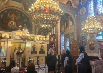 Στιγμιότυπο από τη θεία λειτουργία (φωτ.: Σωματείο «Άγιος Γεώργιος Περιστερεώτα«/Πετρούλα Πεσιρίδου)