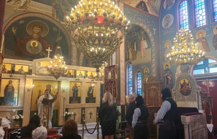 Στιγμιότυπο από τη θεία λειτουργία (φωτ.: Σωματείο «Άγιος Γεώργιος Περιστερεώτα«/Πετρούλα Πεσιρίδου)