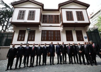 Τούρκοι αξιωματούχοι μπροστά από το Μουσείο του Κεμάλ, κατά την ημέρα των εγκαινίων (φωτ.: x.com / Türkiye in Thessaloniki)