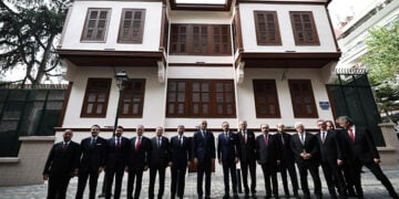 Τούρκοι αξιωματούχοι μπροστά από το Μουσείο του Κεμάλ, κατά την ημέρα των εγκαινίων (φωτ.: x.com / Türkiye in Thessaloniki)