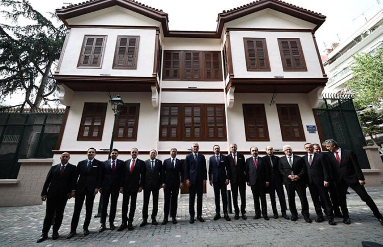 Τούρκοι αξιωματούχοι μπροστά από το Μουσείο του Κεμάλ, κατά την ημέρα των εγκαινίων (φωτ.: x.com / Türkiye in Thessaloniki)