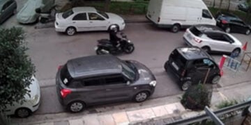 Στο καρέ από το βίντεο διακρίνεται μπροστά το λευκό αυτοκίνητο του 58χρονου και πίσω του ο 29χρονος (πηγή: ΕΡΤ)