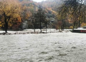 Τα νερά του Αλιάκμονα κάλυψαν το χώρο όπου γίνεται το River Party (φωτ.: Δήμος Νεστορίου)