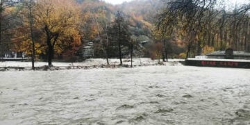 Τα νερά του Αλιάκμονα κάλυψαν το χώρο όπου γίνεται το River Party (φωτ.: Δήμος Νεστορίου)