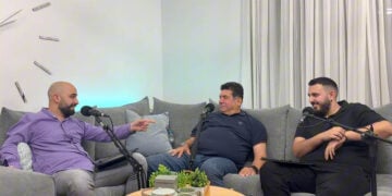 O Στάθης Νικολαΐδης  με τον Γιάννη Μιχαηλίδη και τον Χάρη Καφέτση (πηγή: YouTube / Ορχήστρα 1919)