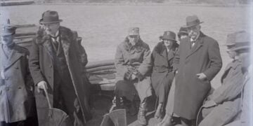 Ο υποστράτηγος Νικόλαος Κλαδάς, στο λοιμοκαθαρτήριο του Αγίου Γεωργίου επιστρέφοντας από την αιχμαλωσία. (πηγή: eliaserver.elia.org.gr/ Αρχείο Hepp Josef/Κωδικ. τεκμηρ. 04.12.01.041)