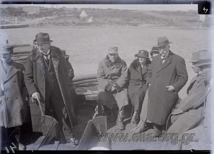 Ο υποστράτηγος Νικόλαος Κλαδάς, στο λοιμοκαθαρτήριο του Αγίου Γεωργίου επιστρέφοντας από την αιχμαλωσία. (πηγή: eliaserver.elia.org.gr/ Αρχείο Hepp Josef/Κωδικ. τεκμηρ. 04.12.01.041)