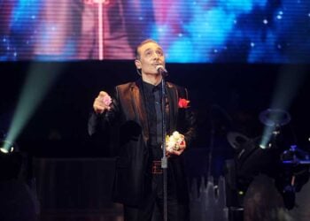 Ο Νότης Σφακιανάκης το 2010, στην πρεμιέρα στο «Ιερά Θέα» στην Αθήνα (φωτ.: EUROKINISSI / Κώστας Κατωμέρης)