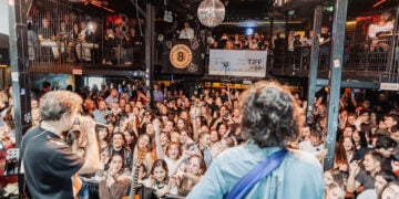 Ο Κωστής Μαραβέγιας ανέβηκε στη σκηνή του Eightball με ένα ανανεωμένο live set γεμάτο ενέργεια, χαμόγελα και ρυθμό (φωτ.: ΟΠΑΠ)