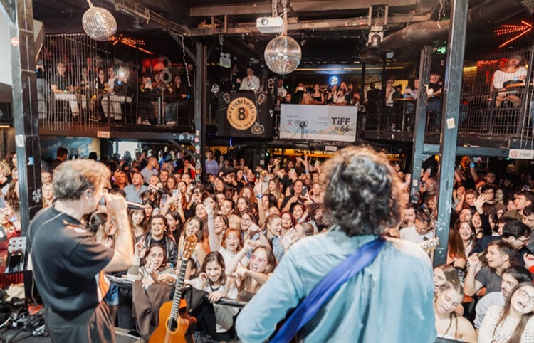 Ο Κωστής Μαραβέγιας ανέβηκε στη σκηνή του Eightball με ένα ανανεωμένο live set γεμάτο ενέργεια, χαμόγελα και ρυθμό (φωτ.: ΟΠΑΠ)