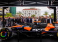 Η ομάδα του ΟΠΑΠ με το showcar της McLaren F1 Team