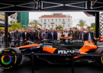 Η ομάδα του ΟΠΑΠ με το showcar της McLaren F1 Team