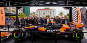 Η ομάδα του ΟΠΑΠ με το showcar της McLaren F1 Team