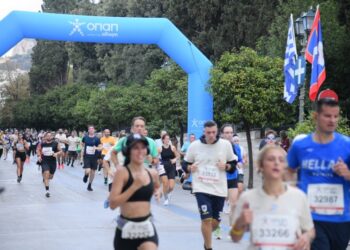 Χιλιάδες δρομείς συμμετείχαν στον 42ο Αυθεντικό Μαραθώνιο της Αθήνας (φωτ.: ΟΠΑΠ)