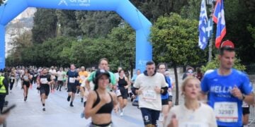 Χιλιάδες δρομείς συμμετείχαν στον 42ο Αυθεντικό Μαραθώνιο της Αθήνας (φωτ.: ΟΠΑΠ)