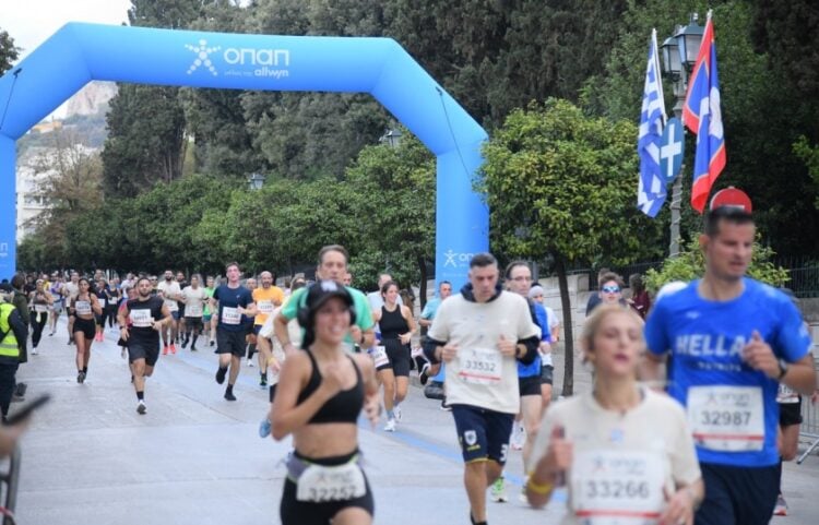 Χιλιάδες δρομείς συμμετείχαν στον 42ο Αυθεντικό Μαραθώνιο της Αθήνας (φωτ.: ΟΠΑΠ)