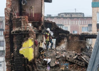 Διασώστης στο πολυώροφο κτήριο κατοικιών στο Τερνόπιλ στη δυτική Ουκρανία που χτυπήθηκε από τους Ρώσους στις 19 Νοεμβρίου 2025 (φωτ.: EPA / Maxym Marusenko)