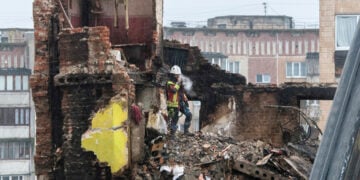 Διασώστης στο πολυώροφο κτήριο κατοικιών στο Τερνόπιλ στη δυτική Ουκρανία που χτυπήθηκε από τους Ρώσους στις 19 Νοεμβρίου 2025 (φωτ.: EPA / Maxym Marusenko)