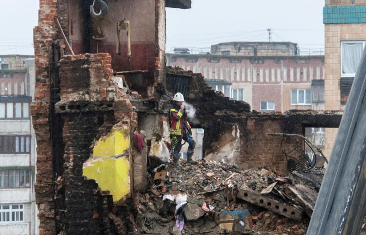 Διασώστης στο πολυώροφο κτήριο κατοικιών στο Τερνόπιλ στη δυτική Ουκρανία που χτυπήθηκε από τους Ρώσους στις 19 Νοεμβρίου 2025 (φωτ.: EPA / Maxym Marusenko)