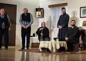 Στη σκηνή του Δημοτικού Θεάτρου Καλλιθέας (φωτ.: Facebook / Παναγία Γουμερά Αδελφότητα Ποντίων)