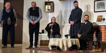 Στη σκηνή του Δημοτικού Θεάτρου Καλλιθέας (φωτ.: Facebook / Παναγία Γουμερά Αδελφότητα Ποντίων)