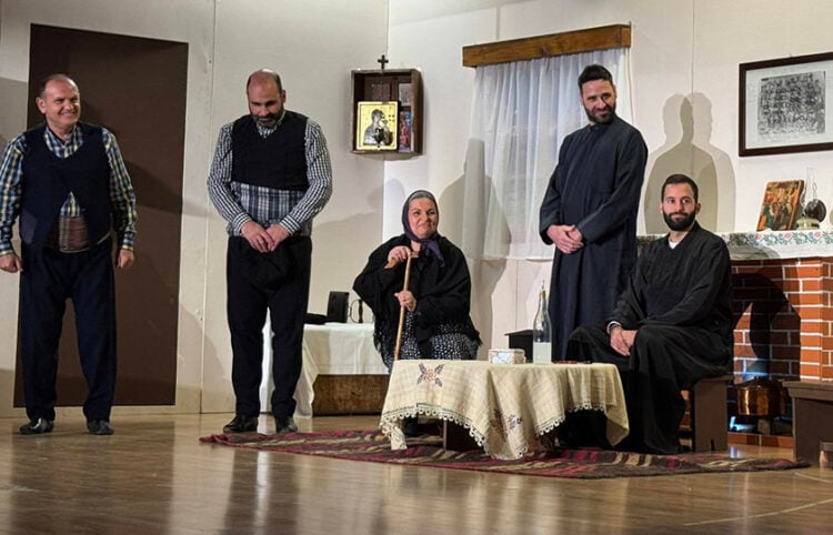 Στη σκηνή του Δημοτικού Θεάτρου Καλλιθέας (φωτ.: Facebook / Παναγία Γουμερά Αδελφότητα Ποντίων)