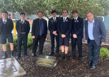Ένας εκ των συγγραφέων του βιβλίου δρ. Π. Διαμαντής (τρίτος από αριστερά) μαζί με μαθητές του κολεγίου, στην αναμνηστική πλάκα και την ελιά που φυτεύτηκε στη μνήμη του Τζορτζ Τρελόαρ (φωτ.: Συντονιστική Επιτροπή για τις Εκδηλώσεις Μνήμης της Γενοκτονίας του Ποντιακού Ελληνισμού)
