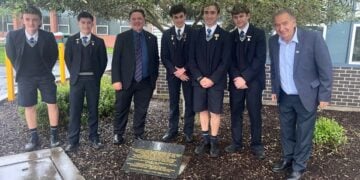 Ένας εκ των συγγραφέων του βιβλίου δρ. Π. Διαμαντής (τρίτος από αριστερά) μαζί με μαθητές του κολεγίου, στην αναμνηστική πλάκα και την ελιά που φυτεύτηκε στη μνήμη του Τζορτζ Τρελόαρ (φωτ.: Συντονιστική Επιτροπή για τις Εκδηλώσεις Μνήμης της Γενοκτονίας του Ποντιακού Ελληνισμού)