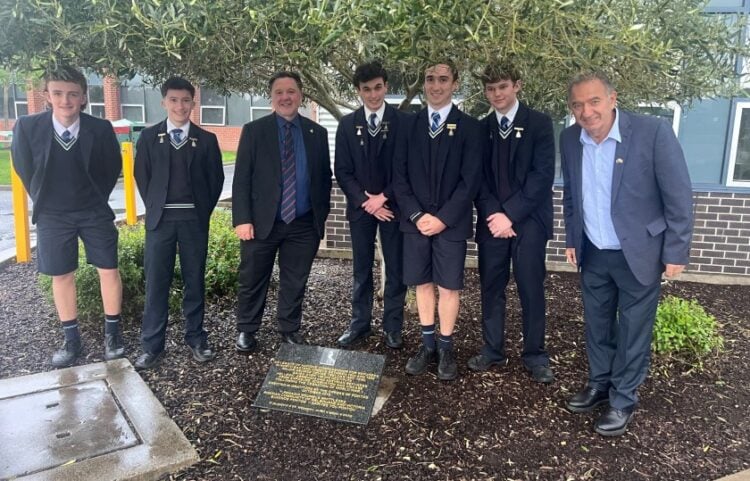 Ένας εκ των συγγραφέων του βιβλίου δρ. Π. Διαμαντής (τρίτος από αριστερά) μαζί με μαθητές του κολεγίου, στην αναμνηστική πλάκα και την ελιά που φυτεύτηκε στη μνήμη του Τζορτζ Τρελόαρ (φωτ.: Συντονιστική Επιτροπή για τις Εκδηλώσεις Μνήμης της Γενοκτονίας του Ποντιακού Ελληνισμού)