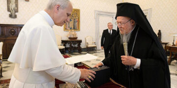 Στιγμιότυπο από την ιδιωτική συνάντηση στο Βατικανό, 19 Μαΐου 2025 (φωτ.: Χ / Archons of the Ecumenical Patriarchate)