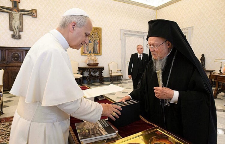 Στιγμιότυπο από την ιδιωτική συνάντηση στο Βατικανό, 19 Μαΐου 2025 (φωτ.: Χ / Archons of the Ecumenical Patriarchate)