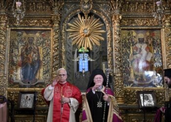 Ο Οικουμενικός Πατριάρχης Βαρθολομαίος με τον πάπα Λέοντα στον ιερό ναό του Αγίου Γεωργίου στο Φανάρι (φωτ.: Γραφείο Τύπου Βατικανού)