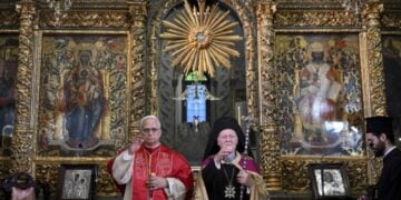 Ο Οικουμενικός Πατριάρχης Βαρθολομαίος με τον πάπα Λέοντα στον ιερό ναό του Αγίου Γεωργίου στο Φανάρι (φωτ.: Γραφείο Τύπου Βατικανού)