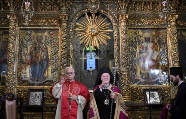 Ο Οικουμενικός Πατριάρχης Βαρθολομαίος με τον πάπα Λέοντα στον ιερό ναό του Αγίου Γεωργίου στο Φανάρι (φωτ.: Γραφείο Τύπου Βατικανού)