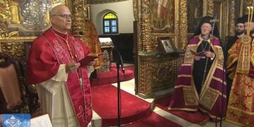 Στιγμιότυπο από τη δοξολογία στον ιερό ναό του Αγίου Γεωργίου στο Φανάρι (φωτ.: YouTube)