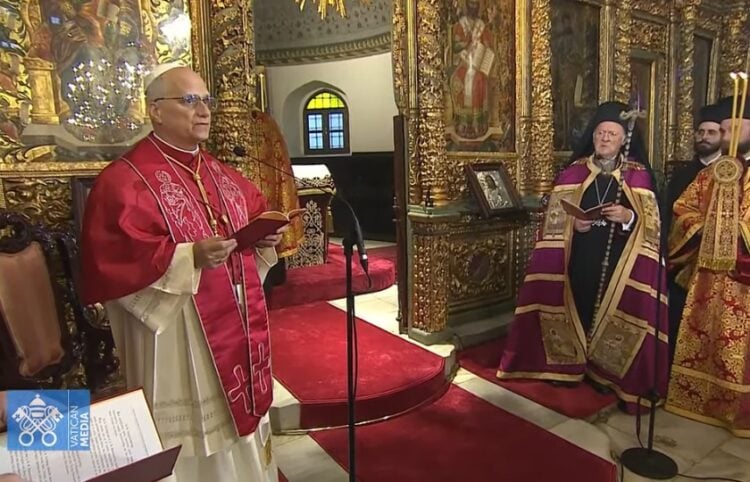 Στιγμιότυπο από τη δοξολογία στον ιερό ναό του Αγίου Γεωργίου στο Φανάρι (φωτ.: YouTube)