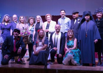 Η Θεατρική Ομάδα Βριλησσίων με την Έφη Πίκουλα-Βουγιουκλάκη και τη Λένα Νίτσου-Ψαθά (φωτ.: Θωμάς Δασκαλάκης)