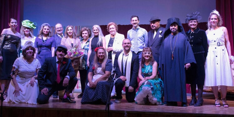 Η Θεατρική Ομάδα Βριλησσίων με την Έφη Πίκουλα-Βουγιουκλάκη και τη Λένα Νίτσου-Ψαθά (φωτ.: Θωμάς Δασκαλάκης)