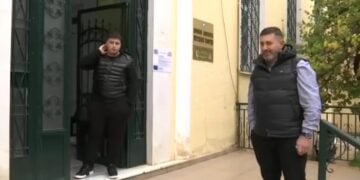 Ο πατέρας του άτυχου 19χρονου έξω από τα δικαστήρια των Γιαννιτσών (φωτ.: glomex)