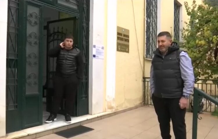 Ο πατέρας του άτυχου 19χρονου έξω από τα δικαστήρια των Γιαννιτσών (φωτ.: glomex)