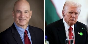 Αριστερά ο εισαγγελέας Πιτ Σκανδαλάκης και δεξιά ο αμερικανός πρόεδρος Ντόναλντ Τραμπ (φωτ.: Συμβούλιο Εισαγγελέων της Τζόρτζια/ΕΡΑ/Aaron Schwartz POOL)